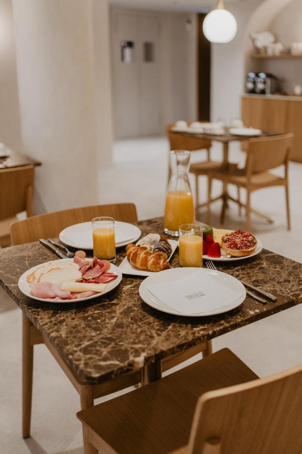 Hotel Petit Luxe Terrassa Exteriör bild