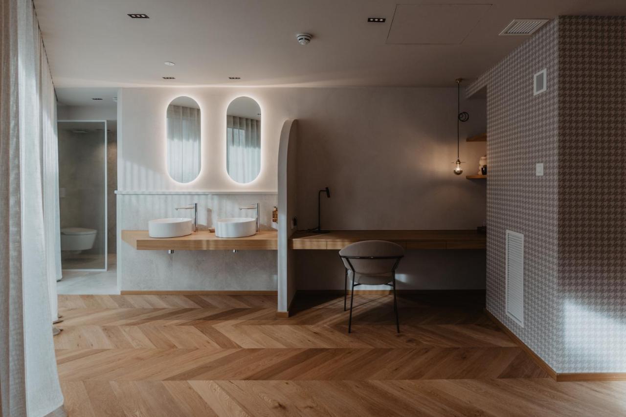 Hotel Petit Luxe Terrassa Exteriör bild